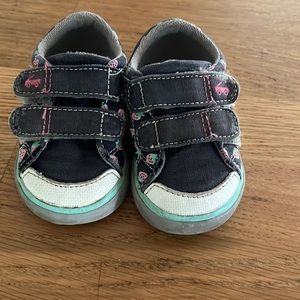 See Kia run strawberry sneakers size 4